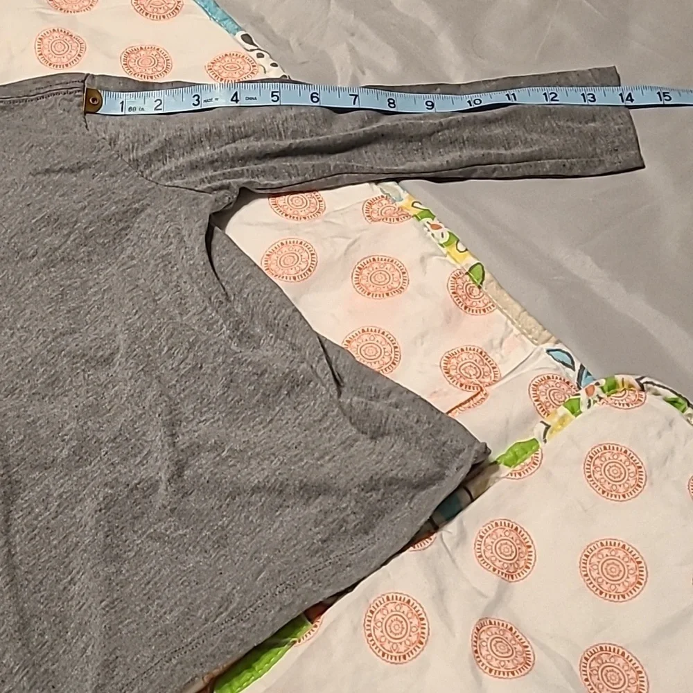 Old Navy Boys Gray Size 5 Versitile long sleeve t-shirt EUC